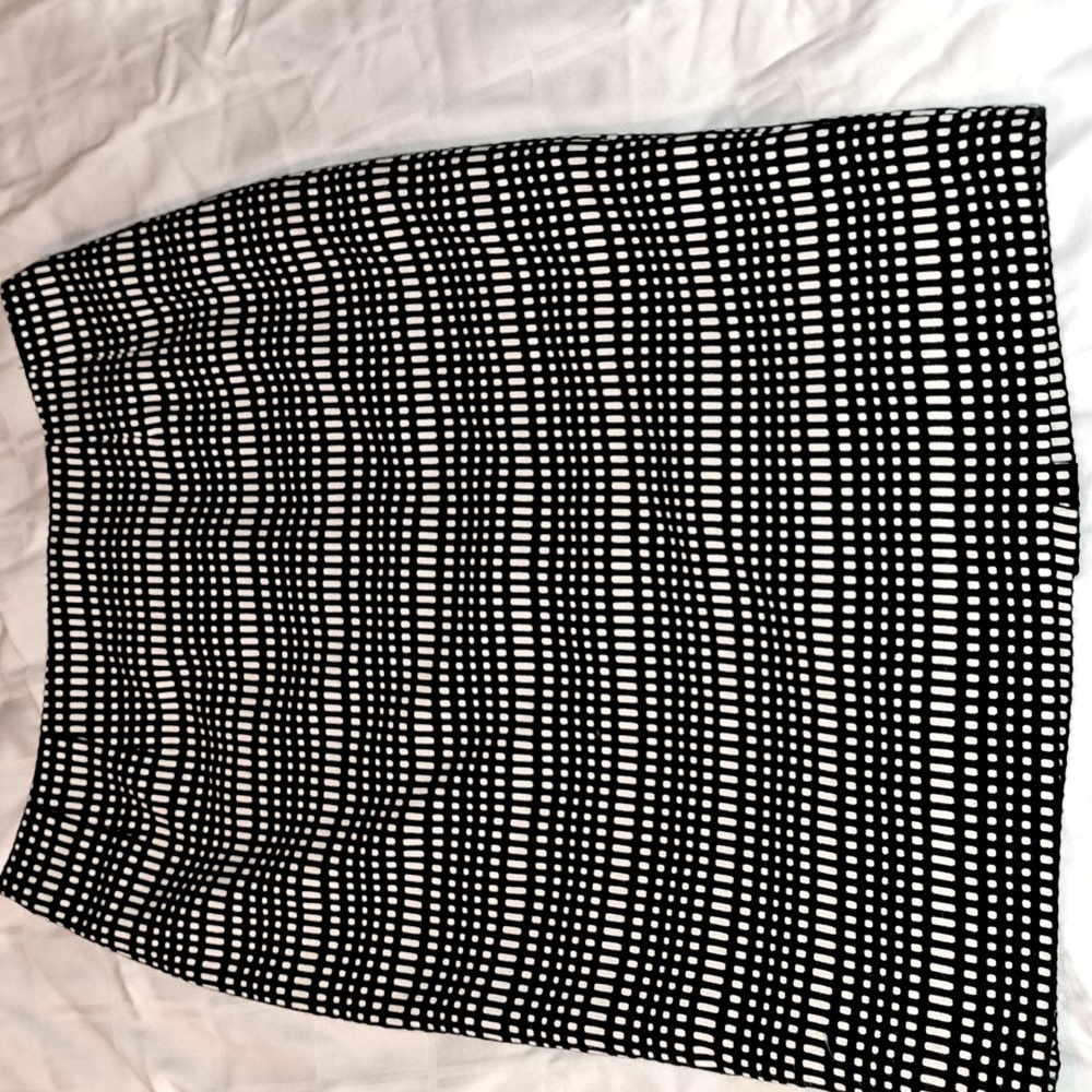 Black/tan geometric skirt size 6 Jones Studio Separates